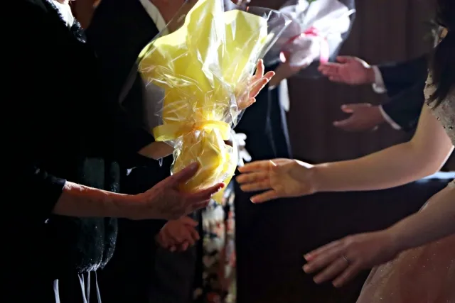 エクニスの結婚式での使用例 両親や特別なゲストへのプレゼントの瞬間